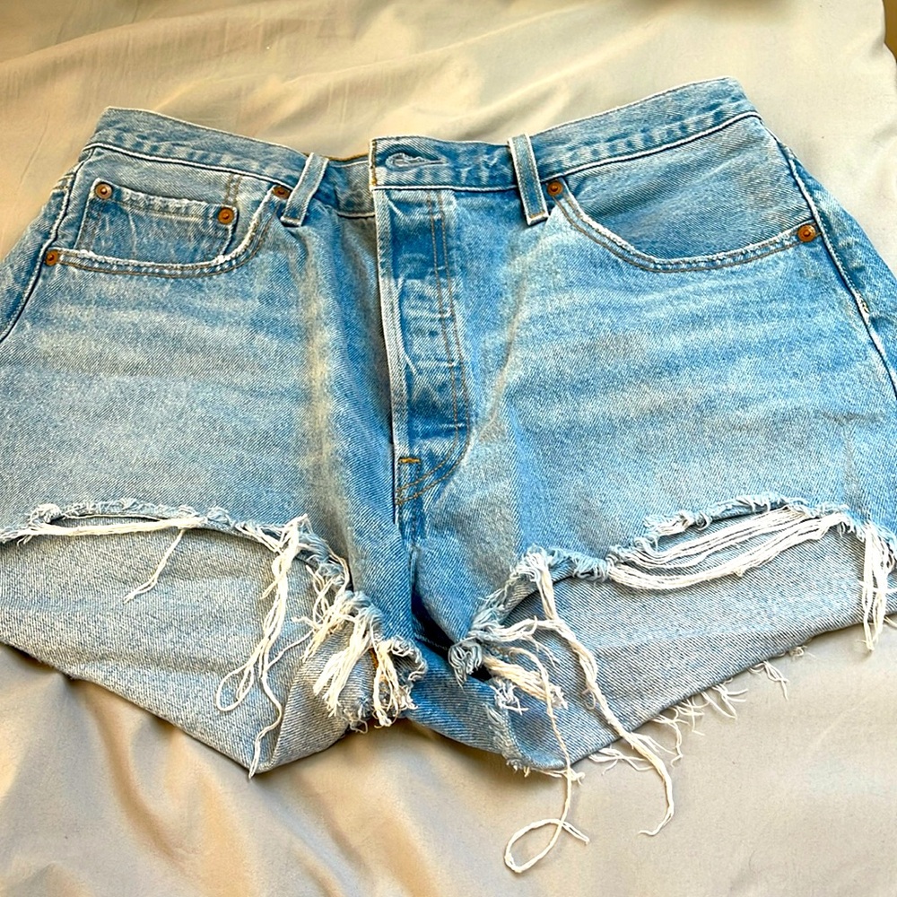 BARELY WORN LEVI 501 WOMENS JEAN SHORTS